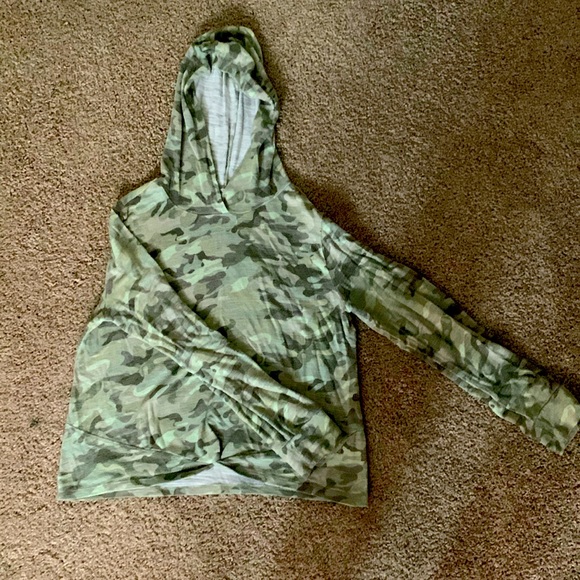 old navy light weight cropped camo hoodie. - Picture 1 of 2